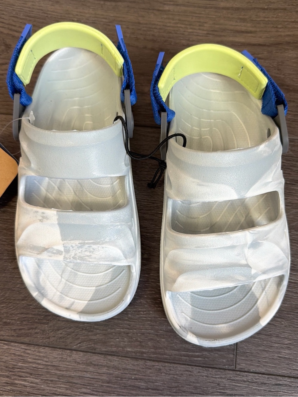 NWT $15 rugged shark boys water sandals crocs sz 1